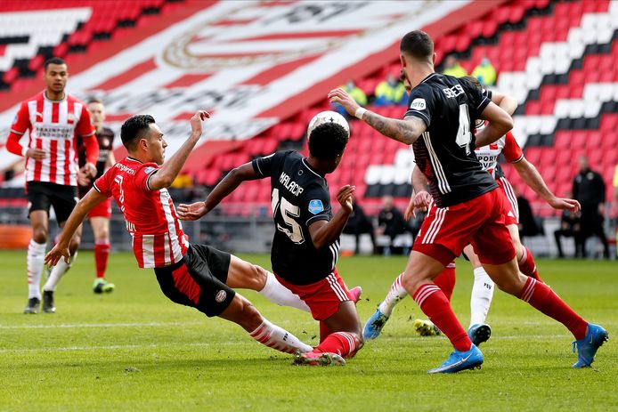 Eran Zahavi (l) in duel met Tyrell Malacia tijdens PSV-Feyenoord vorig jaar.