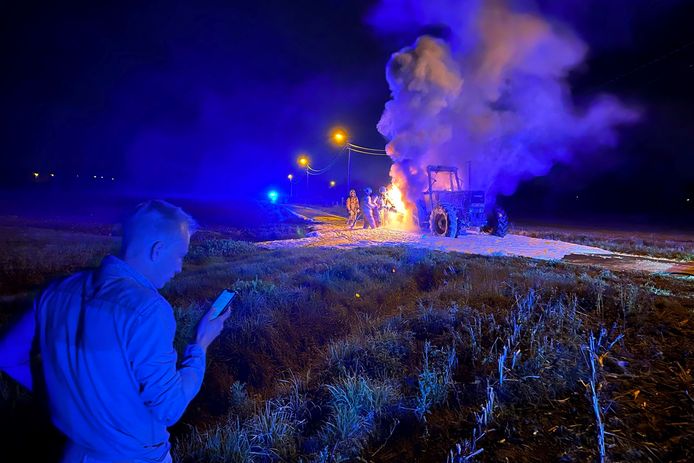 De tractor van Mike De Bruycker brandde donderdagavond volledig uit in Ossenbroek in Oordegem.