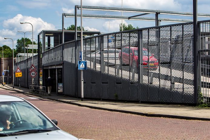 De parkeergarage onder de Wilhelminabrug hoeft tot teleurstelling van stichting Deventer Stadshaven niet afgebroken te worden. Herstel van de oude haven op deze plek is daarmee ver weg.