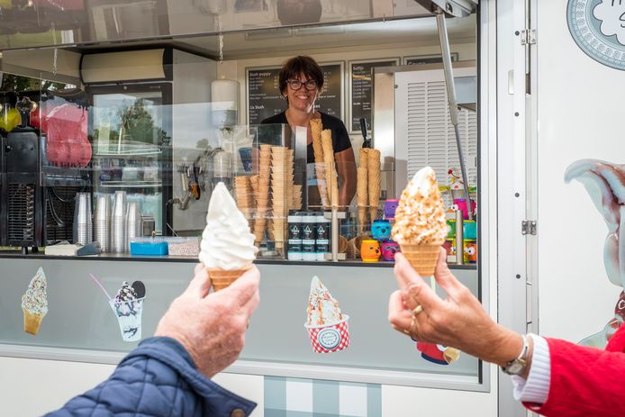 Marieke van der Linde doet niets liever dan ijsjes verkopen. Na een bezwaar van een ondernemer is ze in het winkelhart van Oldebroek niet meer welkom.