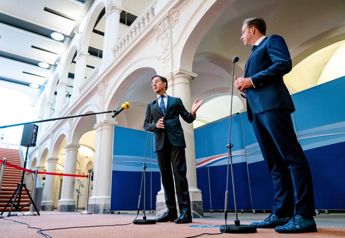 Demissionair premier Mark Rutte en demissionair Minister Hugo de Jonge van Volksgezondheid, Welzijn en Sport (CDA) in gesprek met de pers over de laatste stand van zaken rond het coronavirus.