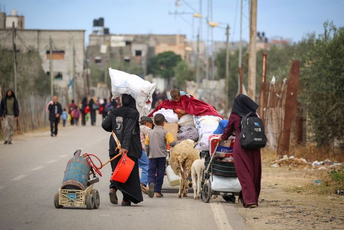 Ontheemde Palestijnen in Rafah op pad met hun bezittingen, terwijl ze het oostelijke deel van de stad verlaten na een evacuatiebevel van het Israëlische leger.