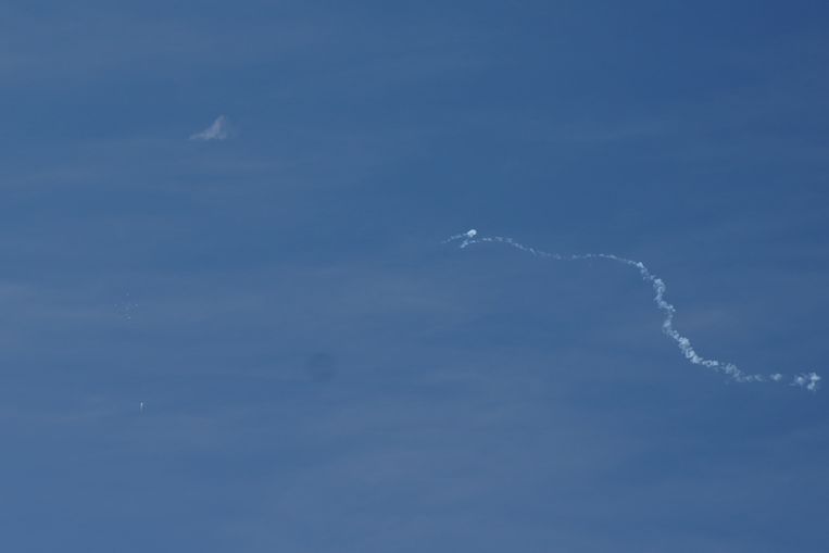 Een beeld van de veronderstelde Chinese spionageballon, nadat hij is neergehaald door de Verenigde Staten.  Beeld Reuters 
