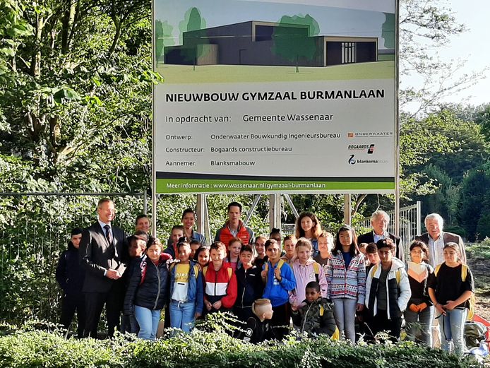 Het bouwbord voor de nieuwe gymzaal aan de Burmanlaan in Wassenaar is officieel onthuld.