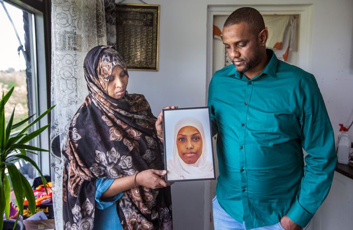 De ouders van Asha Hassan (16) willen duidelijkheid over de oorzaak en de omstandigheden rond het overlijden van hun dochter.