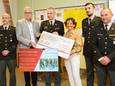 Het Bataljon Artillerie heeft een cheque van 3.000 euro overhandigd aan EVA vzw Sport Plus