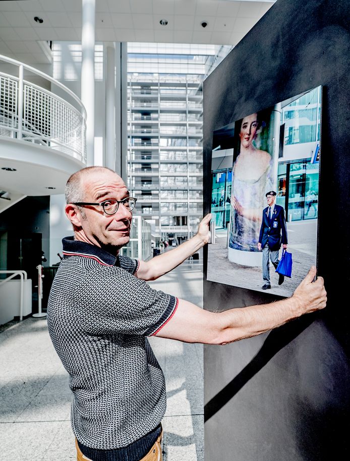 Owen Schumacher, bezig met de inrichting van de expositie in het Atrium Den Haag.