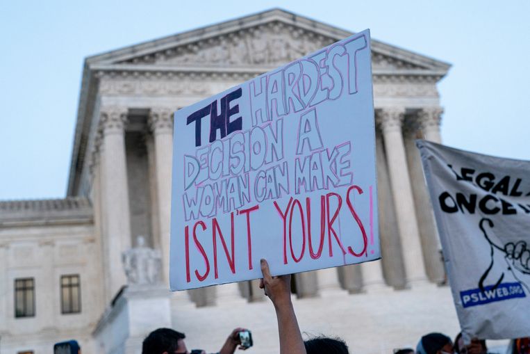 Demonstranten betoogden dinsdag bij het Hooggerechtshof in Washington tegen het uitgelekte ontwerpbesluit om het federale recht op abortus af te schaffen. Beeld AP