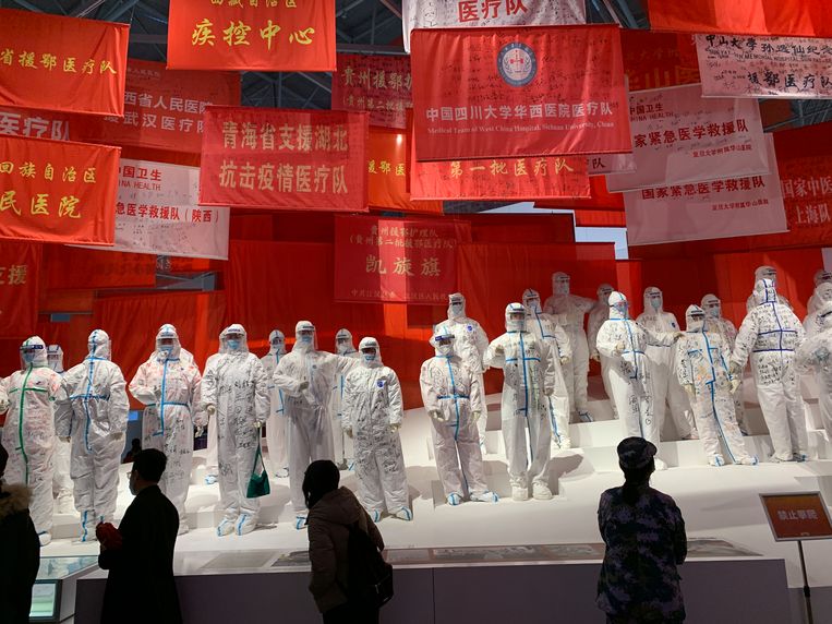 Een expositie om de strijd tegen het coronavirus te herdenken, Wuhan 2020. Beeld Eva Eefje Rammeloo 