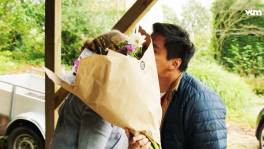 Maxime heeft bloemen mee voor Julia