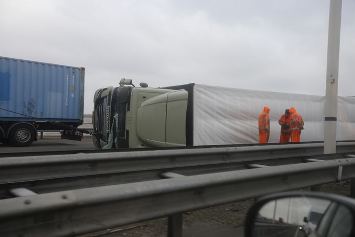 Een geschaarde vrachtwagen op de Moerdijkbrug zorgde voor veel fileleed op de A16 vanuit Dordrecht richting Brabant.