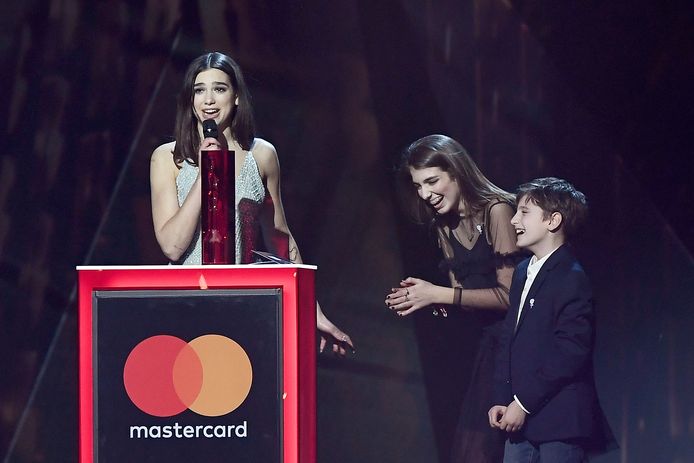Dua Lipa met haar broer en zus op de Brit Awards.
