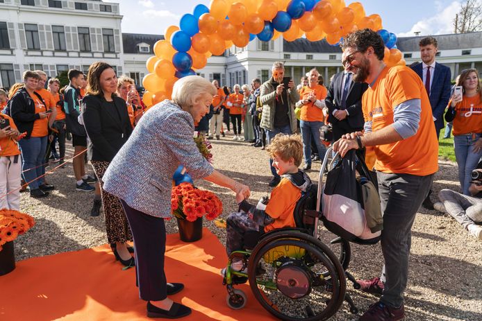 Prinses Beatrix ontvangt deelnemers aan het Oranjepad op Paleis Soestdijk. De wandelingen zijn een initiatief van het Prinses Beatrix Spierfonds en zijn bedoeld om aandacht te vragen voor de strijd tegen spierziekten.