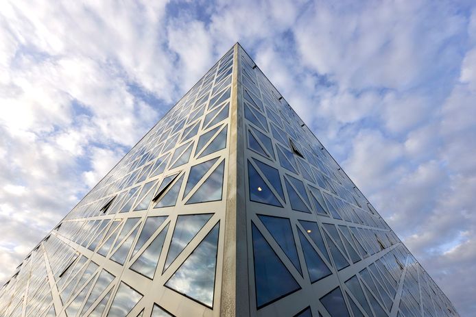Het karakteristieke X-gebouw is het visitekaartje van hogeschool Windesheim in Zwolle. Het was ruim een jaar dicht om de vloeren te herstellen. Wie die rekening gaat betalen is nog niet bekend.