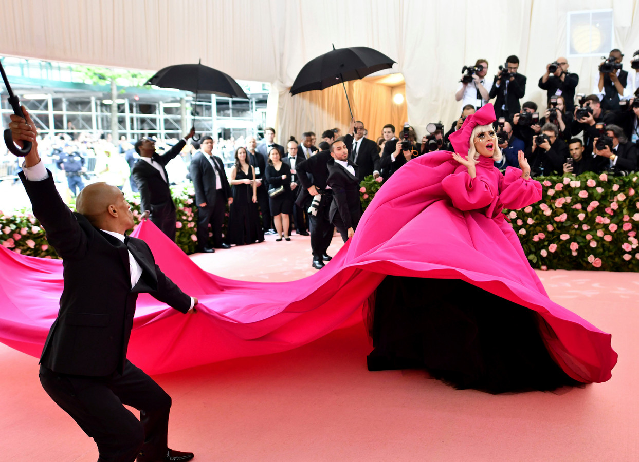 Lady Gaga au MET Gala en 2019. La star avait annoncé à Anna Wintour vouloir amener "l'art de la performance" sur le tapis rouge.