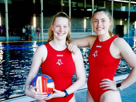 Dollende zusjes Sam (21) en Robin (18) bij UZSC: ‘Tot nu toe vindt de rest alleen Sam nog vervelend’  