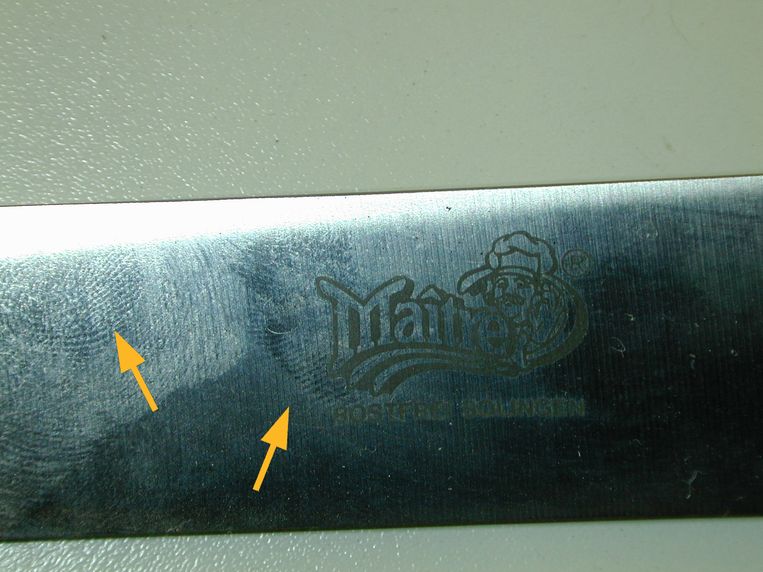 Vingerafdrukken op het mes in de Deventer moordzaak, die niet aan Ernest Louwes toebehoren.  Beeld Technische Recherche
