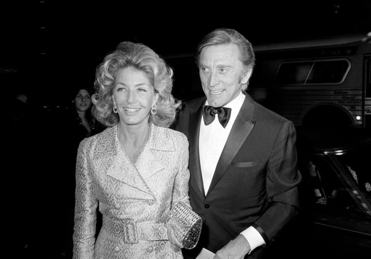 Kirk Douglas en zijn vrouw Anne in 1971. Beeld AP