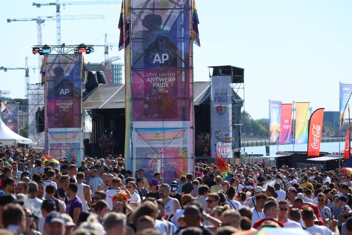 Het Love United Festival op de Zuiderkaaien ging goed van start zaterdagavond.