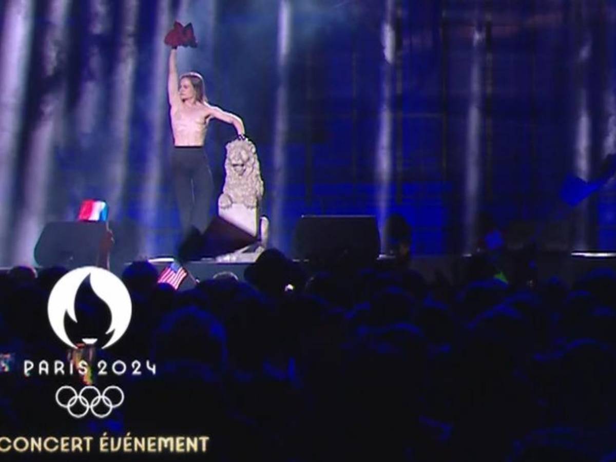 Christine & the Queens enlève son haut en plein concert, France 2 réagit  dans la foulée | Télé | 7sur7.be