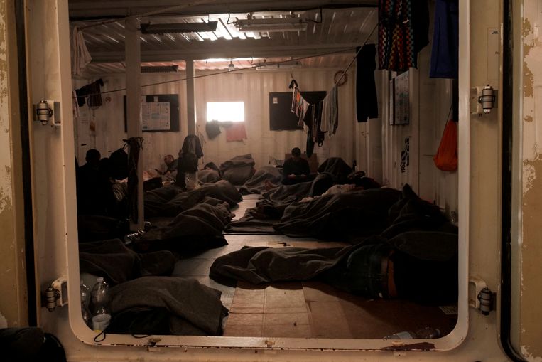 La Commissione Europea cerca di accogliere i profughi in barca respinti dall’Italia