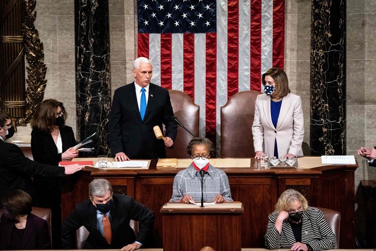 Vicepresident Pence bekrachtigde de verkiezingswinst van Biden in het Congres. Naast hem Nancy Pelosi, voorzitter van het Huis van Afgevaardigden.  Beeld AFP