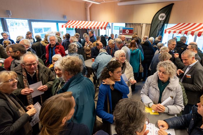 Massale opkomst bij de inloopbijeenkomst in het Groene Huis in Park Schothorst.