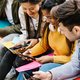 Hoe sociale media ons in hun greep houden: ‘Sociale media werken op ons brein zoals gokken doet. Een notificatie ontvangen, voelt als een beloning’