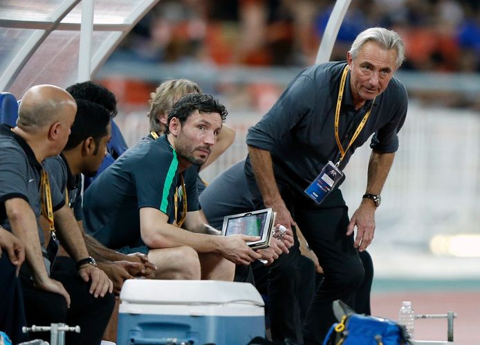 Bert van Marwijk en Mark van Bommel op de bank bij Saoedi-Arabië.