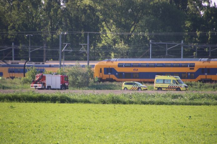 De brandweer en ook ambulancepersoneel kwamen ter plaatse. Een tweede trein werd naast de gestrande trein gezet om reizigers te laten overstappen.