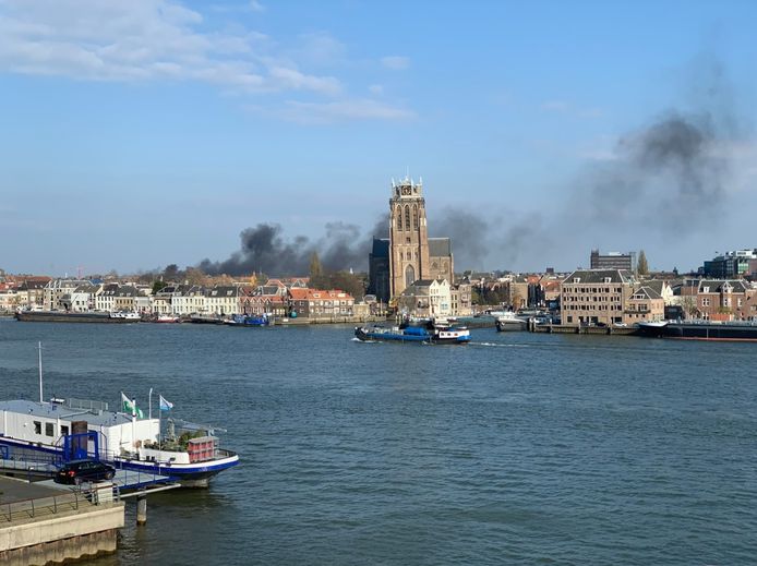 De rook van de brand in de Wijnhaven in Dordrecht was in wijde omtrek te zien.