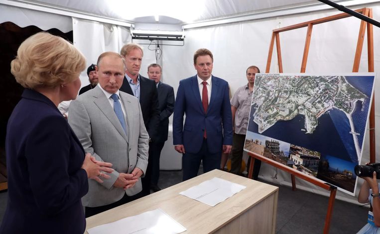 Vladimir Poetin en Igor Zelensky (derde van links) toen er een nieuw theater op de Krim werd voorgesteld in 2018. Beeld kremlin.ru
