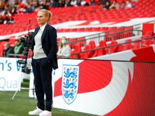 Wiegman vindt haar weg als bondscoach van Engeland: ‘Je bent wel echt de baas hier’