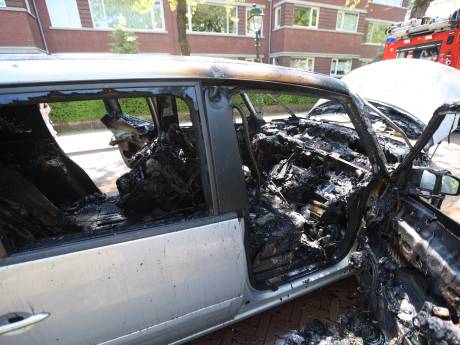 Auto uitgebrand nadat bestuurder rook uit het dashboard ziet komen