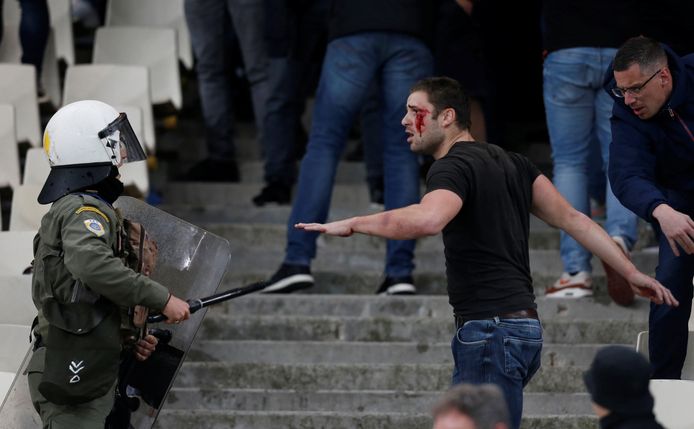 De Griekse ME mepte er in het Ajax-vak flink op los.