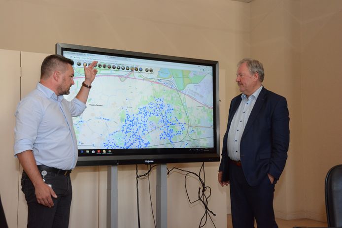 rampenambtenaar Yves D'Eer en burgemeester Marc Van de Vijver bij een vorige test waarbij op een kaart te zien is hoeveel mensen het bericht ontvangen hebben