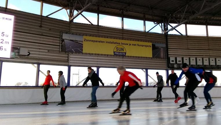 Reclame voor zonnepanelen langs de ijsbaan. Hoe gewoon kan zonne-energie worden... Beeld Vincent Dekker