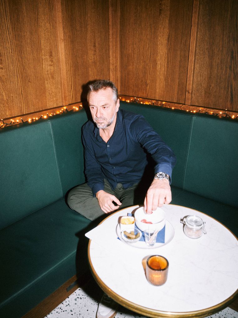 Tom Waes: 'Mensen voelen zich snel op hun gemak bij mij en omgekeerd maak ik gemakkelijk een klik met hen. Dat heb ik van mijn vader.' Beeld Thomas Sweertvaegher