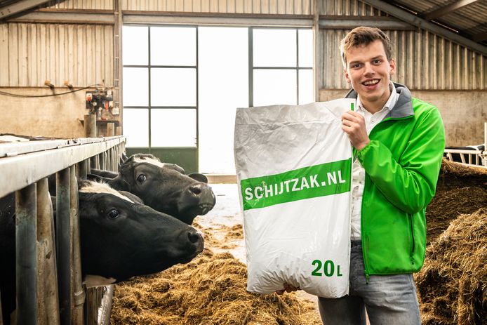 Het bedrijf Schijtzak.nl van Stolwijker Benjamin Zuidbroek draait een jaar na de oprichting op volle toeren.