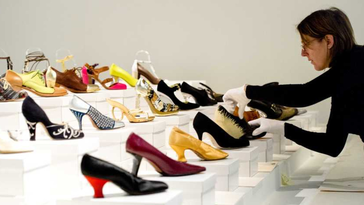 Opbouw van de tentoonstelling SHOES in de Kunsthal. Beeld anp