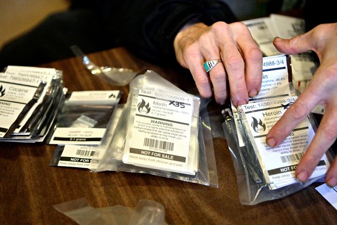 Een medewerker van een organisatie van drugsgebruikers (VANDU, Vancouver Area Network of Drug Users), verdeelt pakketjes van geteste drugs, nadat de Canadese provincie British Columbia begin dit jaar het bezit van kleine hoeveelheden cocaïne, methamfetamine, ecstasy, heroïne, morfine en fentanyl toestond.