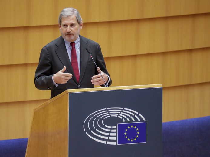 De Eurocommissaris voor Algemene Zaken en Begroting Johannes Hahn spreekt het Europees Parlement in Brussel toe. (14/12/2020)