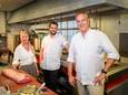 Rik Jansma (rechts) gaat aan de slag als chef-kok op Landgoed Salentein in Nijkerk. Links directrice Diana Lodewijkx en kok Dennis te Beek.