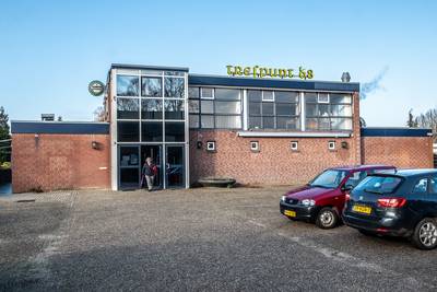 Kritiek op aankoop dorpshuis: ‘Iedere bank zou zeggen, komt u maar terug als u nuchter bent’