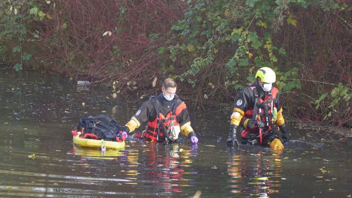 Aan de Wittenburg in Nijkerk heeft de politie donderdag een tas gevonden, die in het water dreef. De sloot ligt op steenworp afstand van het Brücknerlaantje, waar dinsdagmiddag in een woning een lichaam werd gevonden.