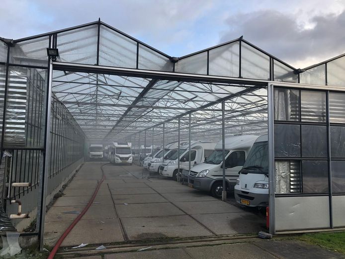 De kassen met caravans en campers.