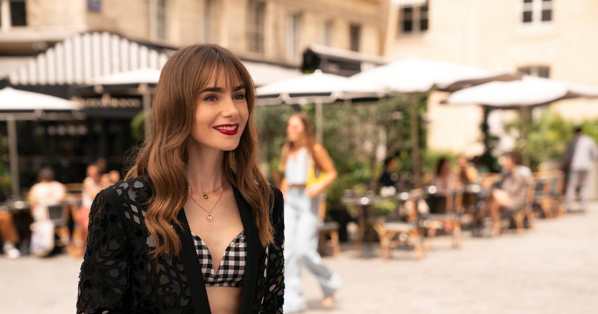 Americani e inglesi fanno la fila a frotte per avere una casa a Parigi grazie a “Emily in Paris” |  televisione