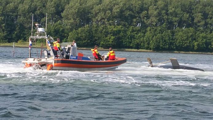 Foto ter illustratie. Zeilboot omgeslagen op Veerse Meer bij Wolphaartsdijk