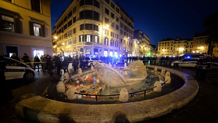 De Barcaccia-fontein, die door de rellen beschadigd raakte. Beeld afp