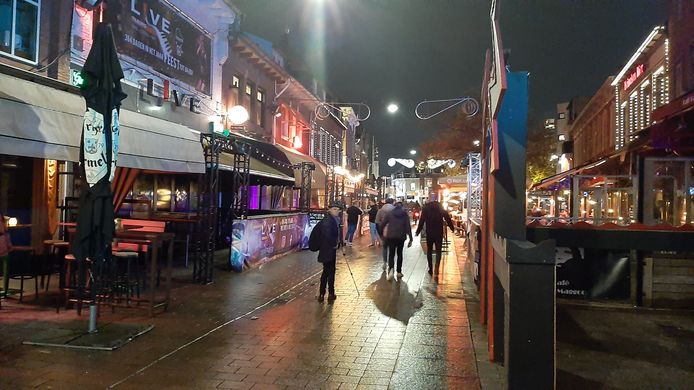 Een lege Korte Heuvel, rond 20.15 uur, door het ingaan van de coronamaatregelen